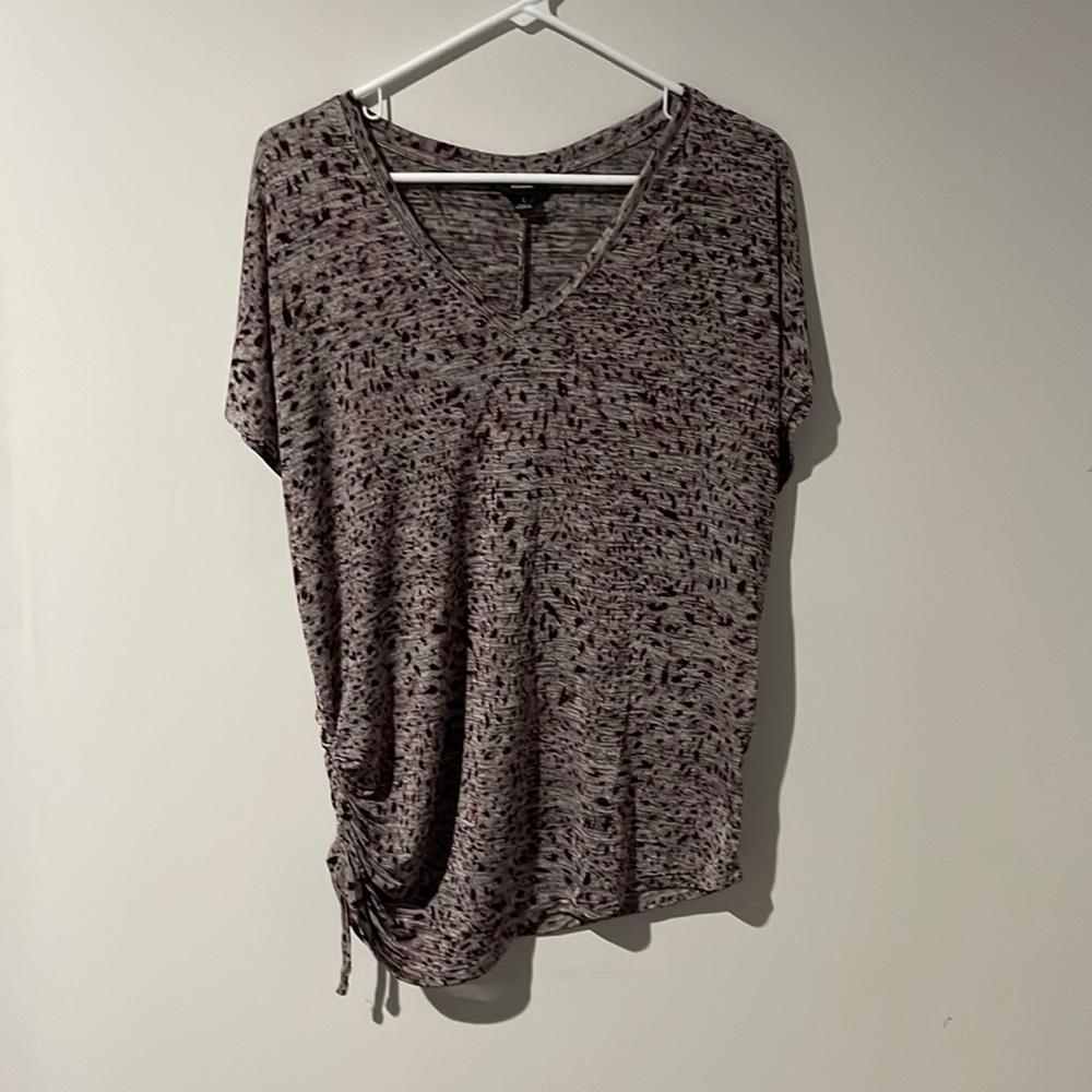 NWOT Simply Vera short sleeve blouse. Purple . Ruching on bottom right side
